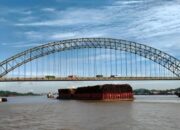 Pasca di Tabrak, KSOP Tutup Sementara Lalu Lintas Kapal di Bawah Jembatan Mahulu